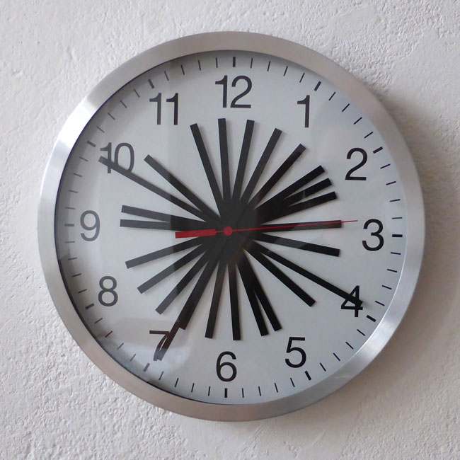 Patricia Reed, Perfect Present, 2013. Horloge industrielle modifiée. Collection de l’artiste © Patricia Reed. Photo : Cassander Eeftinck Schattenkerk